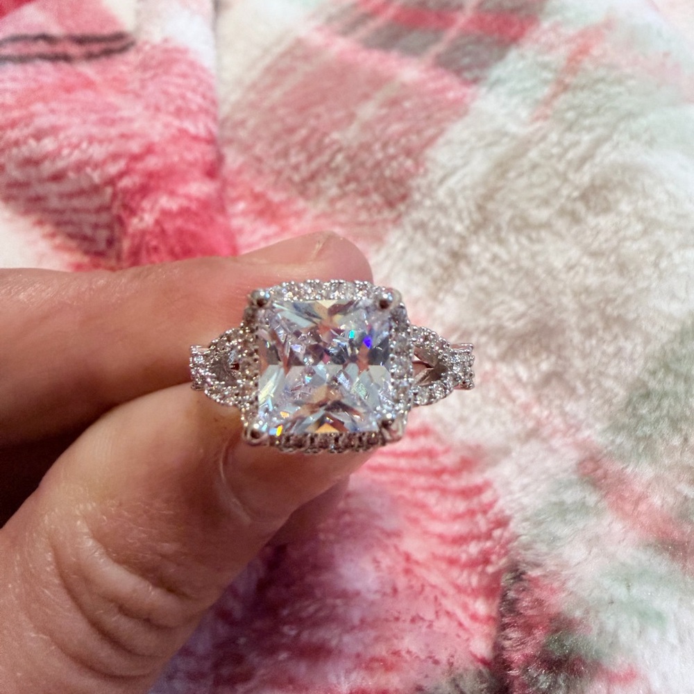 GORGEOUS 3 CT CZ WOMEN’S ENGAGEMENT RING!